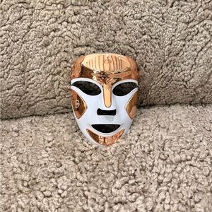 LED Light Therapy Mask - White and Gold